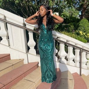 Green prom dress size 4-6 (tailored)
